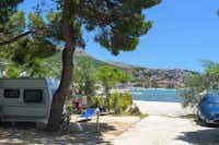 Camping Stobreč Split - Wohnmobil- und  Wohnwagenstellplätze im Schatten der Bäume mit Blick auf das Meer