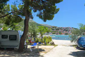 Camping Stobreč Split - Wohnmobil- und Wohnwagenstellplätze im Schatten der Bäume mit Blick auf das Meer