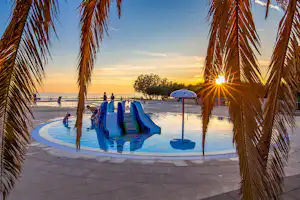 Camping Straško - Freibad mit Kinderbereich bei Sonnenuntergang