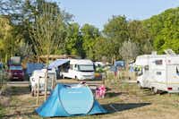 Camping de Strasbourg - Blick auf Zeltplatz und Wohnwagenstellplatz auf dem Campingplatz