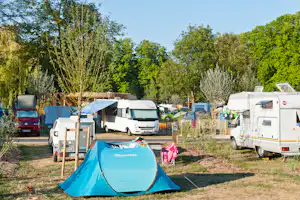 Camping de Strasbourg - Blick auf Zeltplatz und Wohnwagenstellplatz auf dem Campingplatz