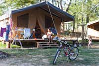 Camping de Strasbourg - Gäste vom Campingplatz vor dem Safari-Zelt auf dem Zeltplatz