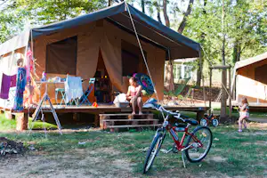 Camping de Strasbourg - Gäste vom Campingplatz vor dem Safari-Zelt auf dem Zeltplatz