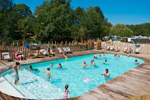 Camping de Strasbourg - Poolbereich mit Liegestühlen auf dem Campingplatz