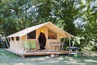 Camping de Strasbourg - Safari-Zelt im Schatten der Bäume auf dem Campingplatz