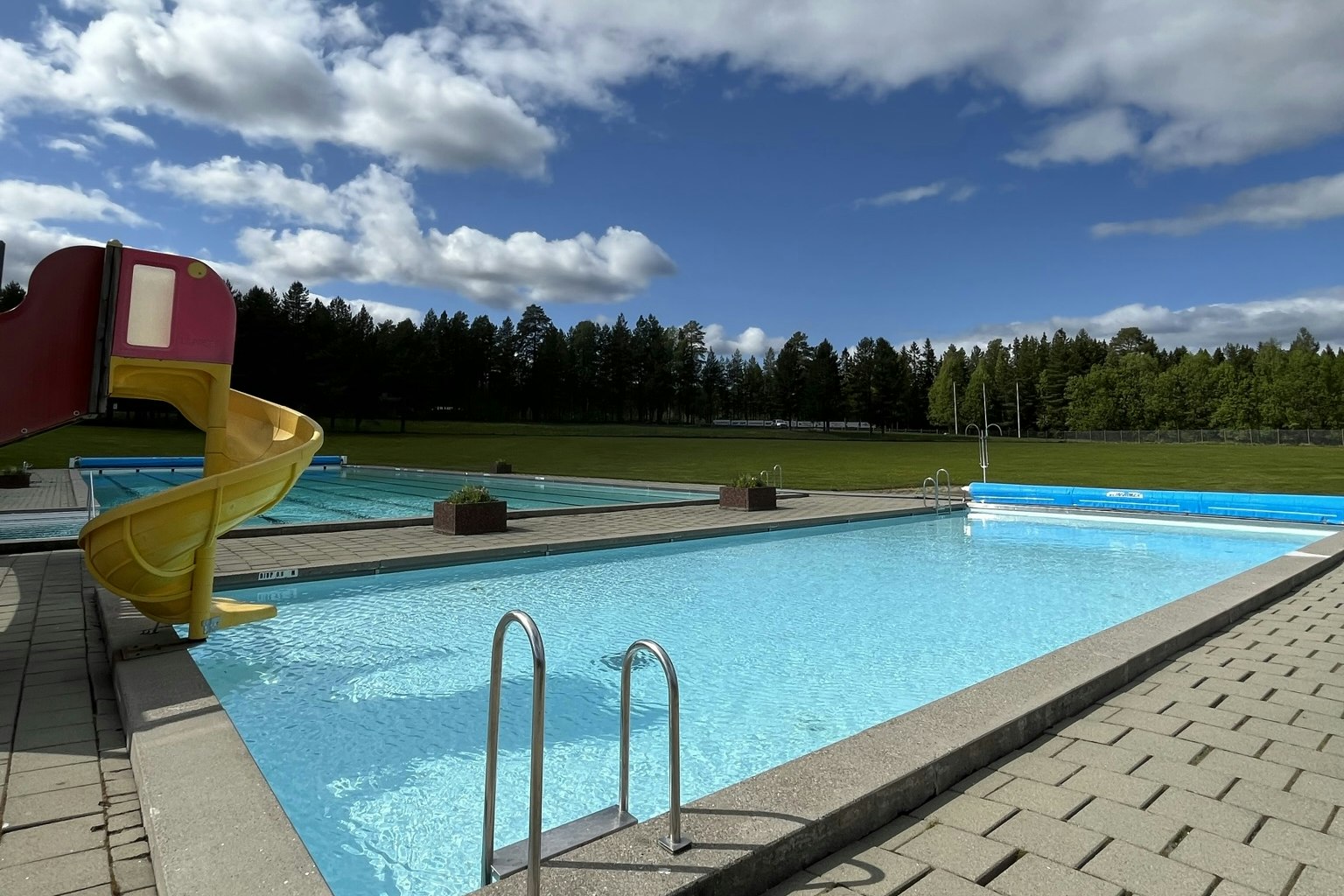 Camping Strömsund - Blick auf das Freibad mit kleiner Rutsche