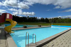 Camping Strömsund - Blick auf das Freibad mit kleiner Rutsche