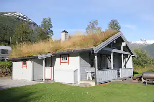 Mobilheim mit Veranda im Grünen auf dem Campingplatz Strynsvatn