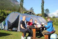 Sitzende Campers auf dem Campingplatz Strynsvatn   