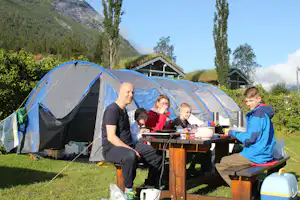 Sitzende Campers auf dem Campingplatz Strynsvatn