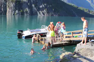 Spielende und Schwimmende Campers am See Oppstrynsvatnet Camping Strynsvatn