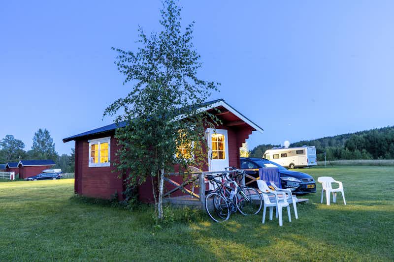 Camping, Stugor & Outdoor Storängens  - Mobilheim mit Veranda auf dem Campingplatz