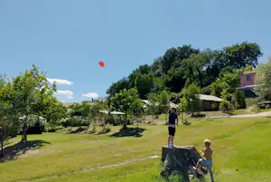 Camping Suasa - Kinder spielen auf dem Campingplatz
