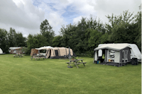Camping Sudersé - Wohnmobil- und  Wohnwagenstellplätze auf der Wiese