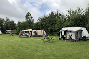 Camping Sudersé - Wohnmobil- und Wohnwagenstellplätze auf der Wiese