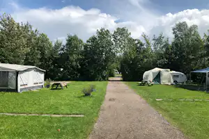 Camping Sudersé - Wohnmobil- und Wohnwagenstellplätze auf der Wiese