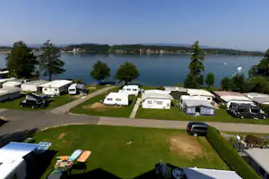 Camping Süd - Luftaufnahme vom Campingplatz auf grüner Wiese am Ufer des Flusses