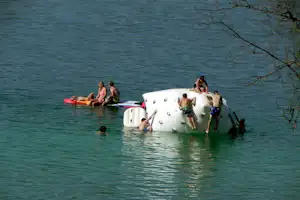 Camping Süd - badende Kinder im Fluss am Campingplatz