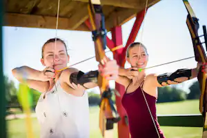 Camping Südstrand - Gäste beim Bogenschießen auf dem Campingplatz