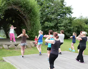 Camping Südstrand - Gäste beim Zumba-Tanz-Unterricht auf dem Campingplatzgelände