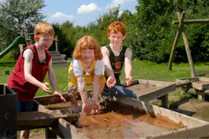 Camping Südstrand - Kinder beim Wasserspiel im Grünen auf dem Campingplatz