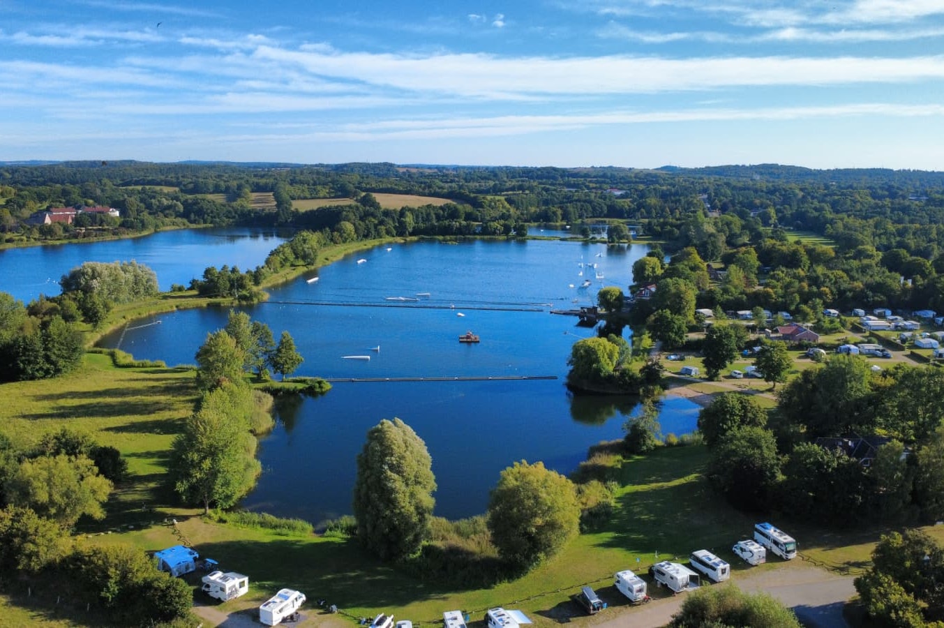 Süsel Seeparx  Süsel Seeparx Camping  - Luftaufnahme des Campingplatzes am See