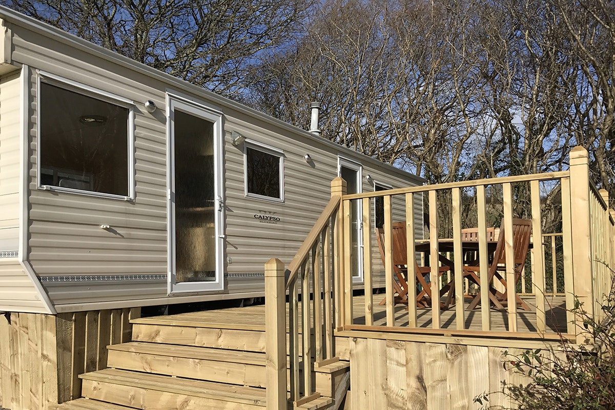 Camping Summer Valley - Mobilheim mit Veranda und Sitzgelegenheiten