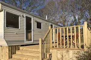 Camping Summer Valley - Mobilheim mit Veranda und Sitzgelegenheiten