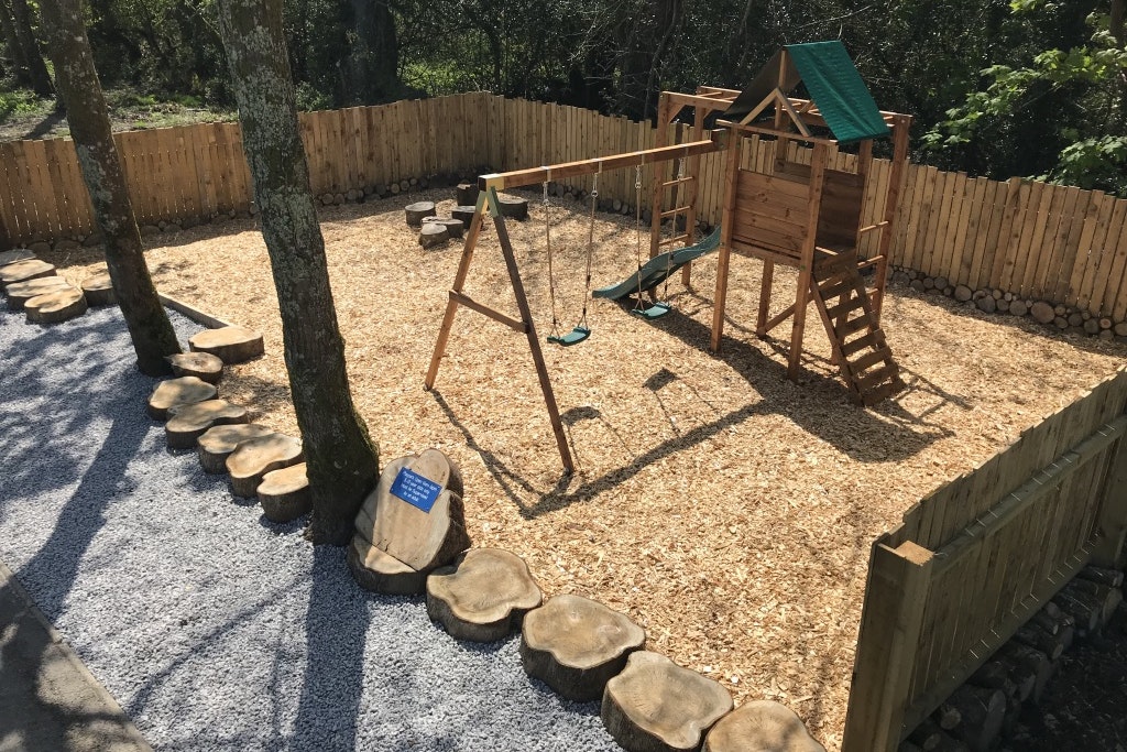 Camping Summer Valley -  Spielplatz mit Rutsche, Schaukeln und Spielhäuschen