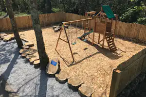 Camping Summer Valley - Spielplatz mit Rutsche, Schaukeln und Spielhäuschen