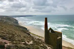 Camping Summer Valley - Strand mit Blick auf den Atlantik in der Nähe des Campingplatzes mit Ruine im Vordergrund