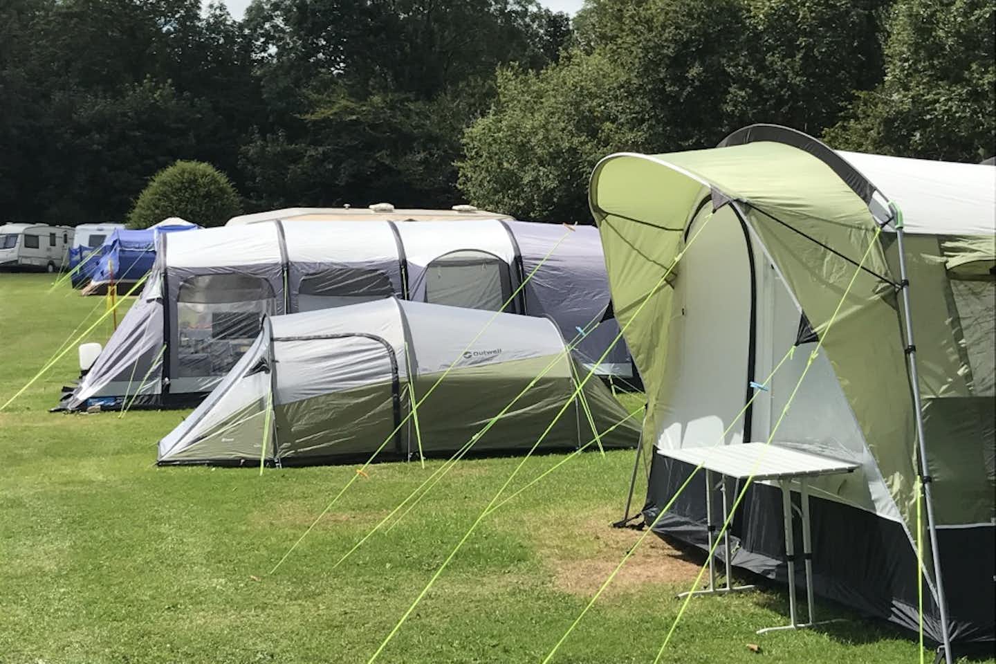 Camping Summer Valley -  Wohnwagen- und Zeltstellplatz mit Zelten