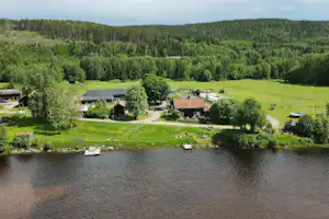 Camping Sun Dance Ranch AB - Blick auf den Campingplatz am Ufer des Flusses
