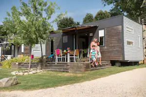 Camping Sunêlia Aluna Vacances - Mobilheim vom Campingplatz mit Veranda im Grünen