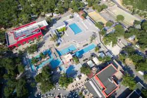 Camping Sunêlia Aluna Vacances - Pool vom Campingplatz aus der Vogelperspektive