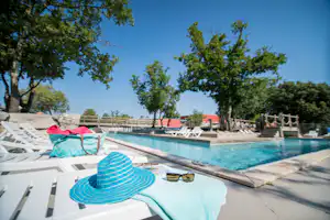 Camping Sunêlia Aluna Vacances - Pool vom Campingplatz mit Liegestühlen in der Sonne