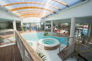 Camping Sunêlia Aluna Vacances - Indoor Pool vom Campingplatz mit Whirlpool