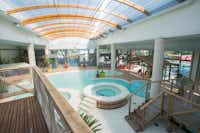 Camping Sunêlia Aluna Vacances  - Indoor Pool vom Campingplatz mit Whirlpool