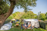Camping Sunêlia Berrua - Wohnmobil- und  Wohnwagenstellplätze im Schatten der Bäume auf dem Campingplatz