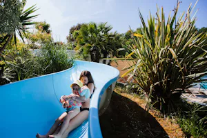 Yelloh! Village Berrua - Rutschen im Wasserpark des Campingplatzes