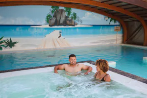 Yelloh! Village Berrua - Camper entspannen im Whirlpool des Campingplatzes