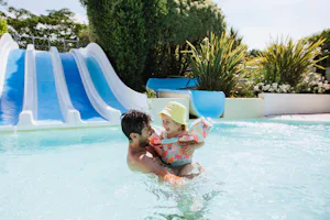 Yelloh! Village Berrua - Vater mit Kind im Pool des Campingplatzes