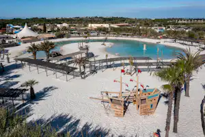 Camping Sunêlia Domaine de la Dragonnière - Luftaufnahme des Teiches mit weißem Strand und Spielplatz