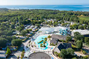Yelloh! Village L'Atlantique Camping Sunêlia L'Atlantique - Luftaufnahme des Campingplatzes mit Freibad