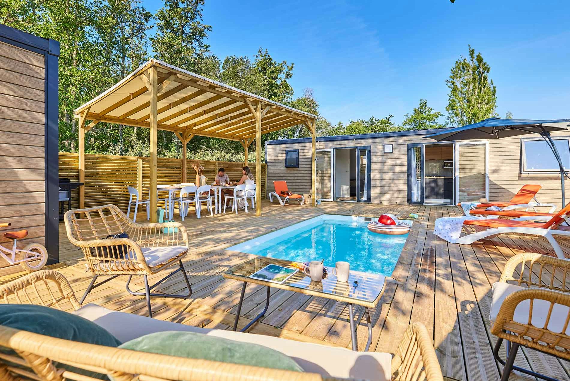 Yelloh! Village L'Atlantique  Camping Sunêlia L'Atlantique  - Mobilheim mit Terrasse und privatem Pool auf dem Campingplatz