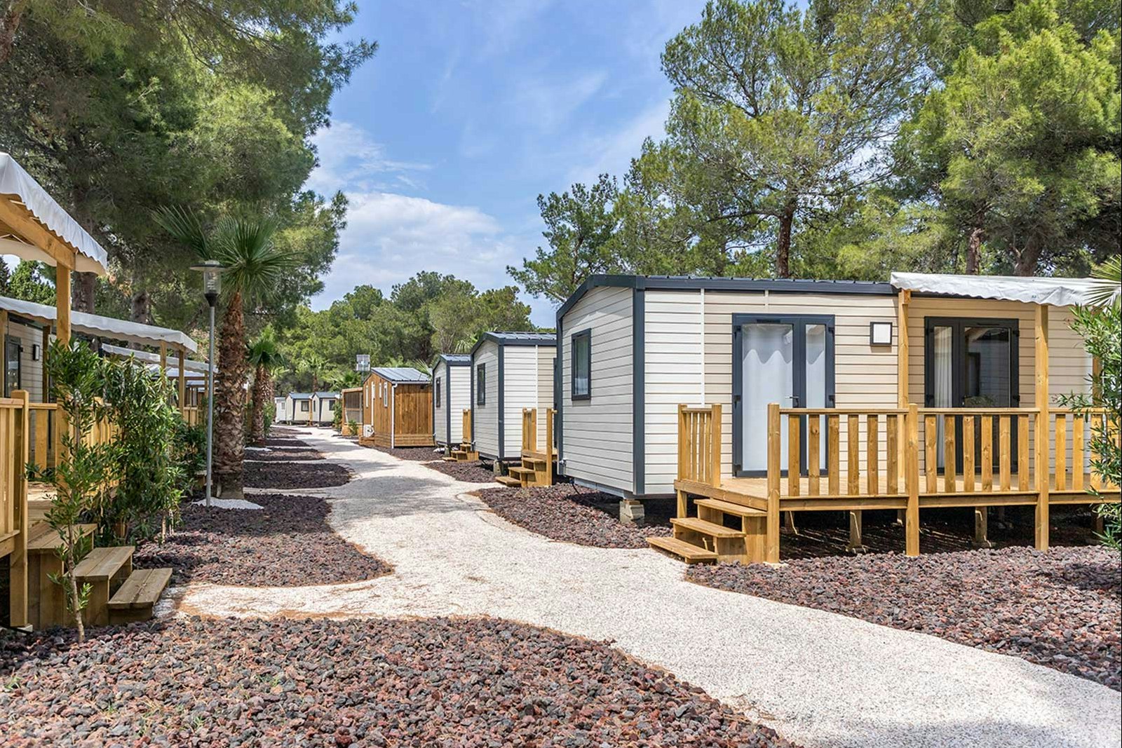 Camping L'Oasis & California  Camping L'Oasis et California - Außenansicht Mobilheime auf dem Campingplatz