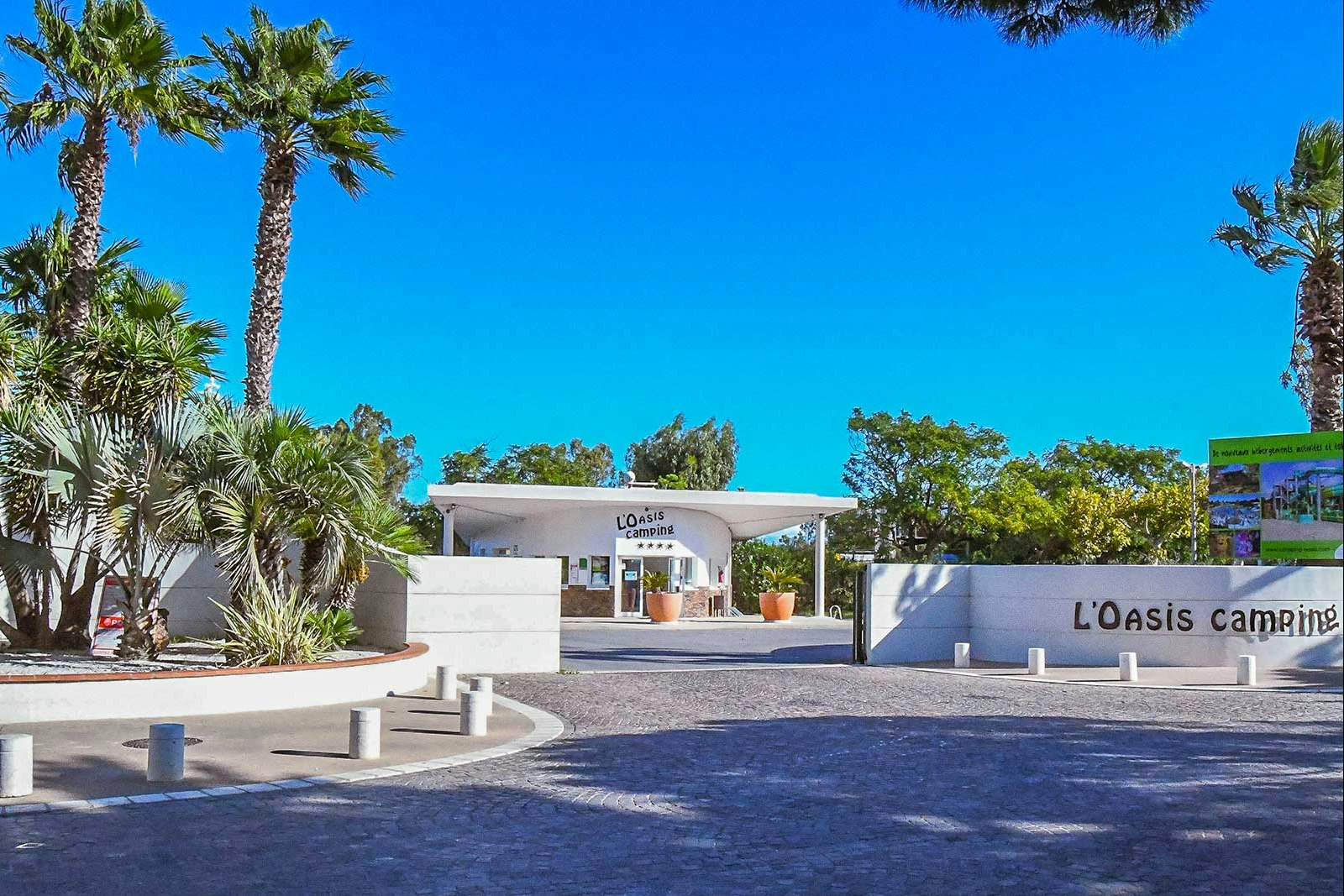 Camping L'Oasis & California  Camping L'Oasis et California - Eingang zum Campingplatz
