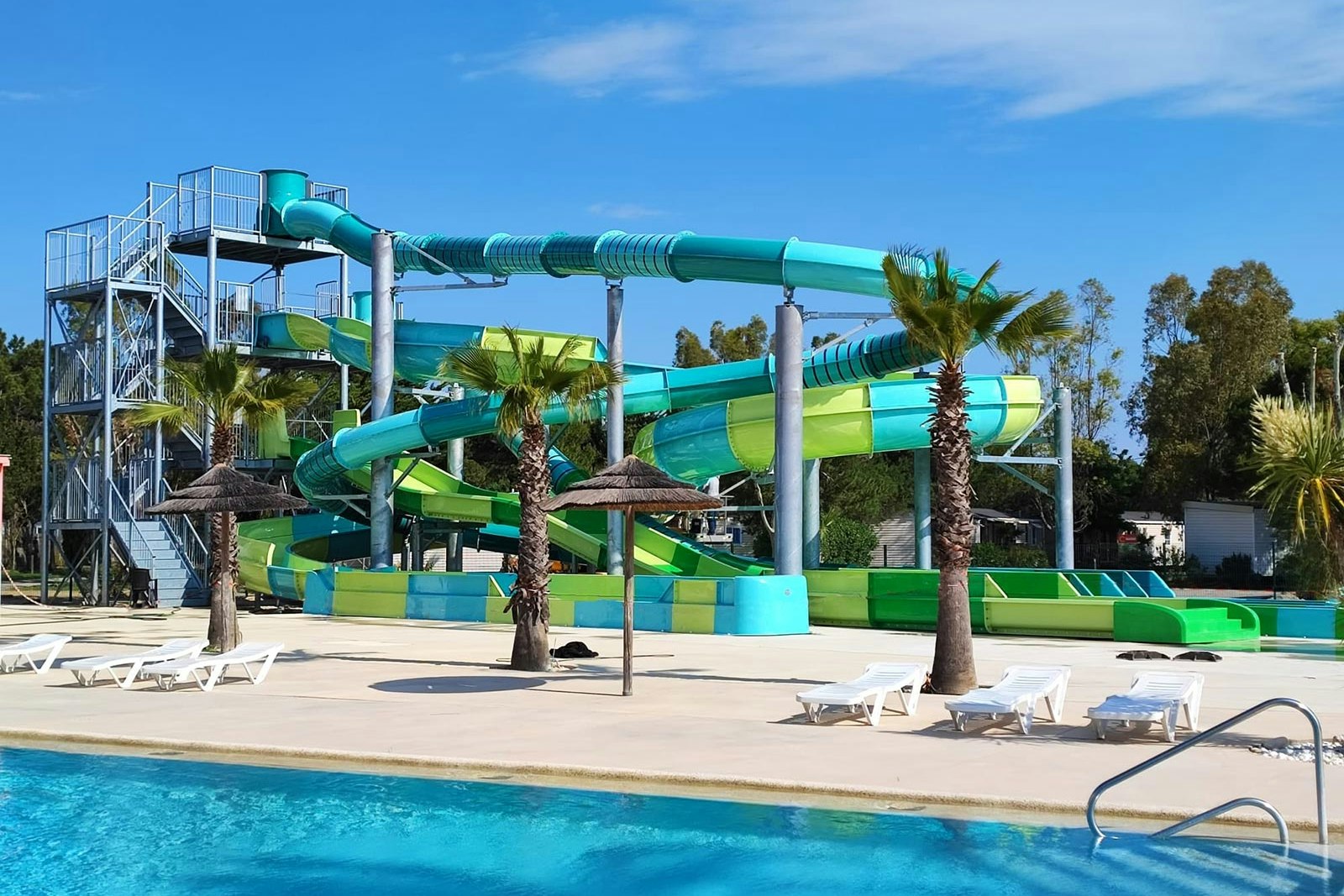 Camping L'Oasis & California  Camping L'Oasis et California - Poolbereich mit Wasserrutsche auf dem Campingplatz