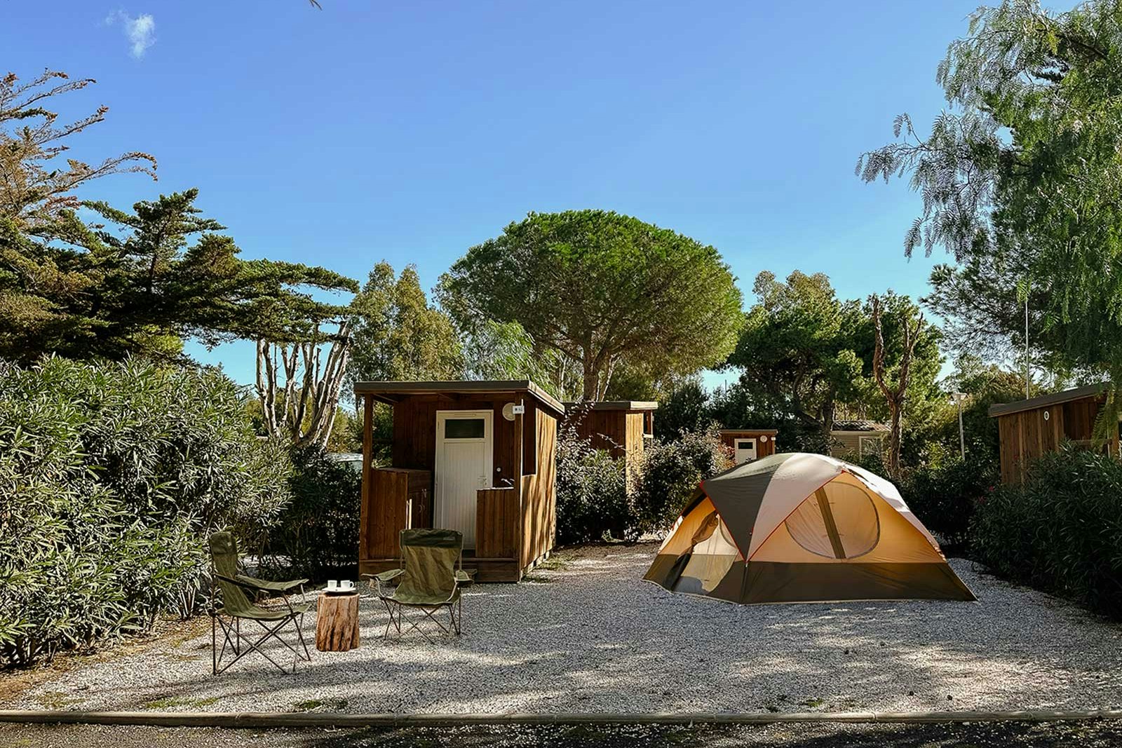 Camping L'Oasis & California  Camping L'Oasis et California - Zelt auf Standplatz auf dem Campingplatz