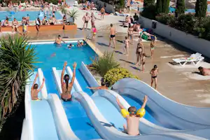 Camping Sunêlia Les Tropiques - Camper auf der Wasserrutsche im Poolbereich vom Campingplatz